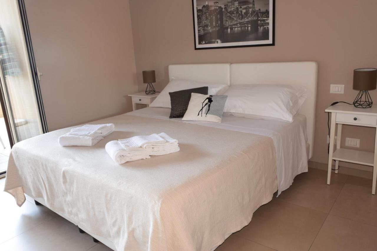 Casa Vacanze Lombardo 산타 테레사 디 리바 외부 사진